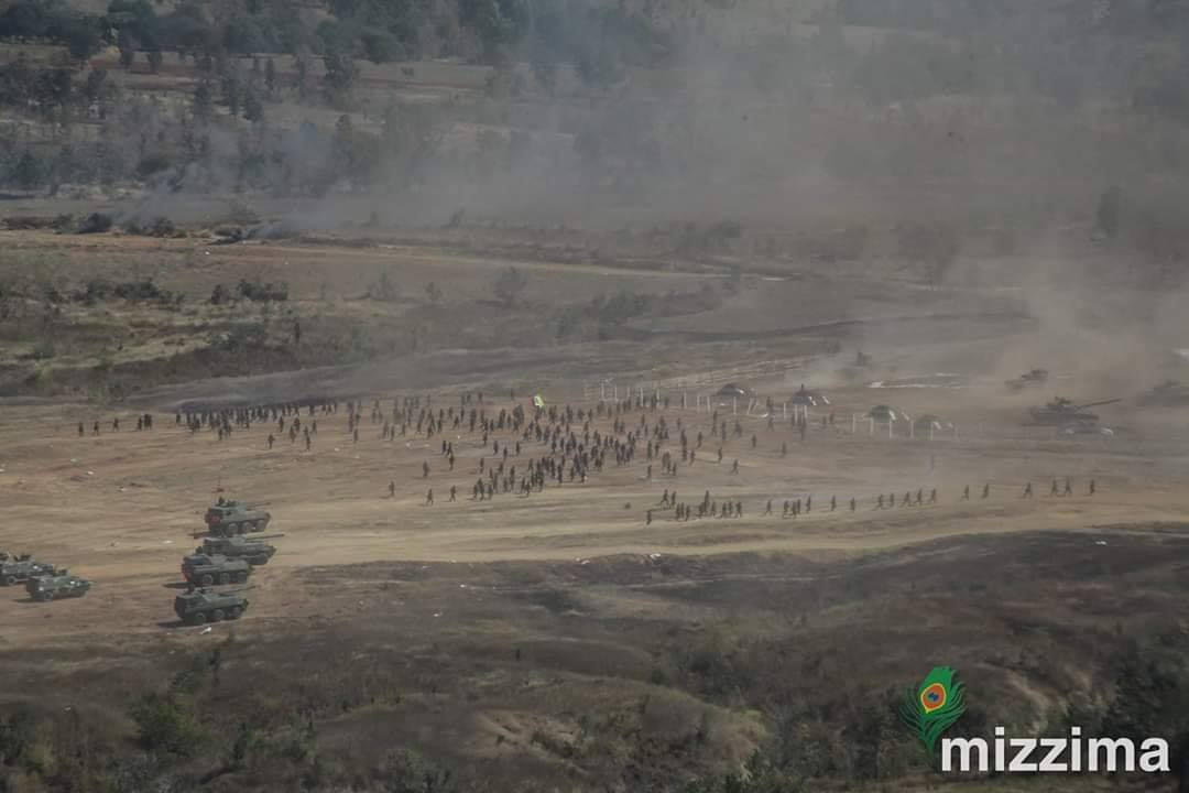 Tăng – thiết giáp hiệp đồng chi viện cho bộ binh. Ảnh: Mizzima