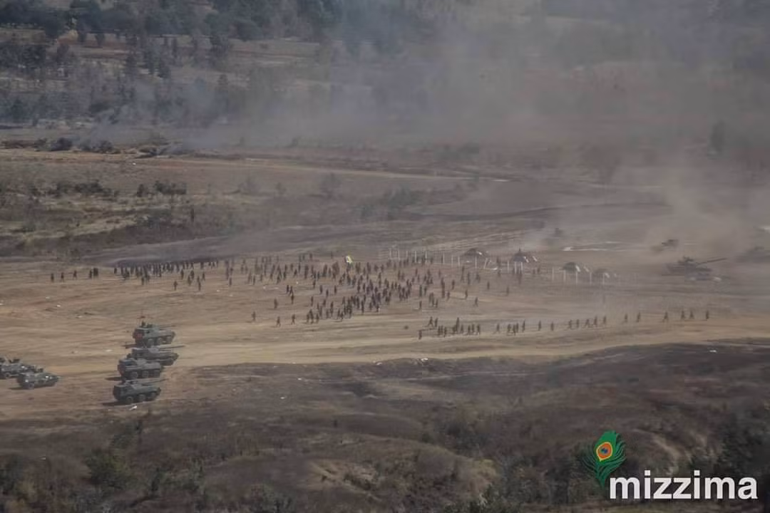 Tăng – thiết giáp hiệp đồng chi viện cho bộ binh. Ảnh: Mizzima