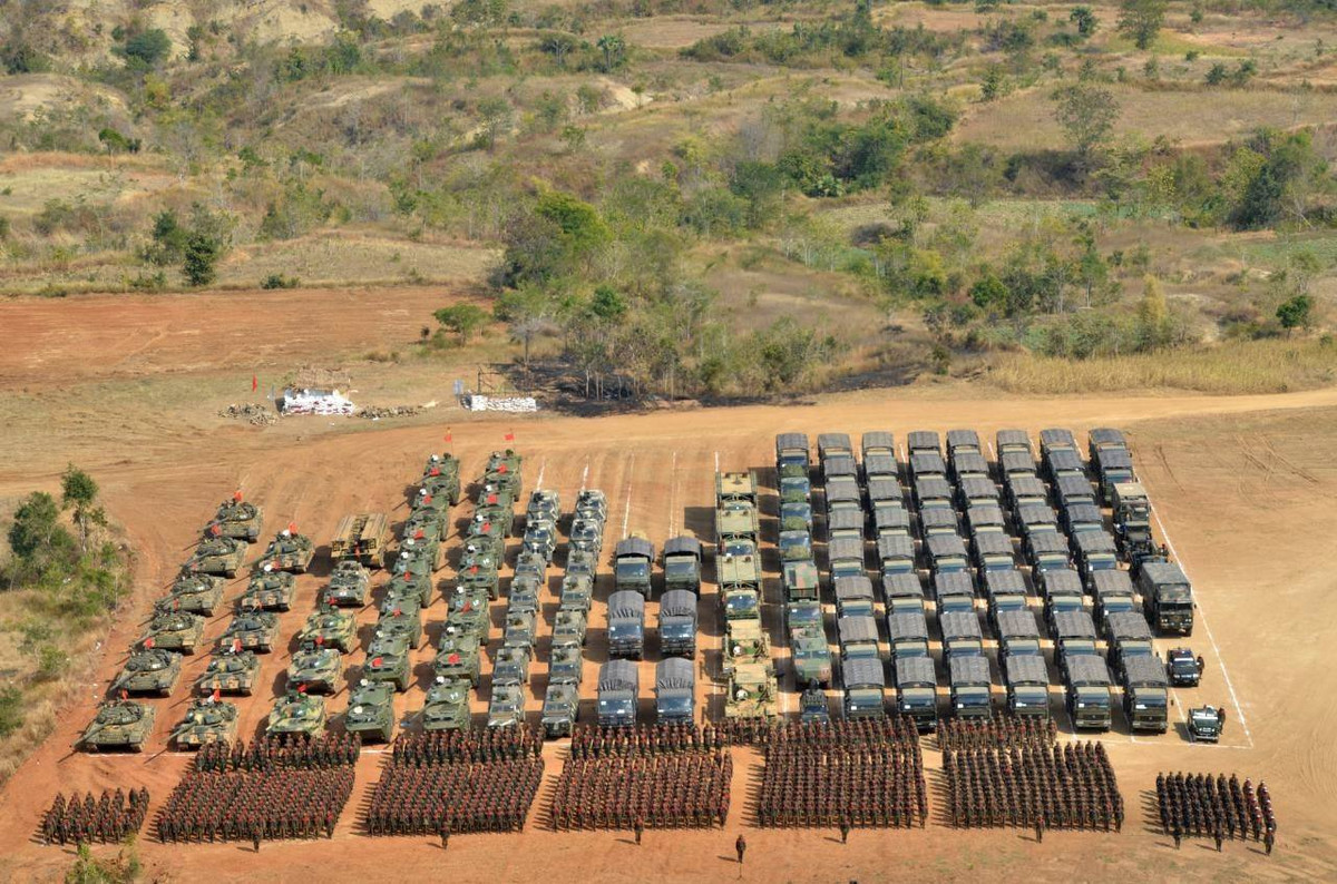 Cuộc tập trận huy động hàng nghìn binh sĩ tinh nhuệ, nhiều loại xe tăng, pháo tự hành, máy bay tiến tiến nhất Quân đội Myanmar. Ảnh: Mizzima