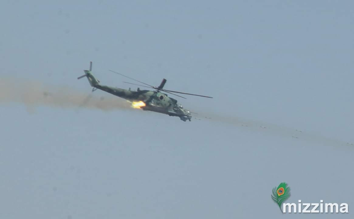 Trực thăng tấn công Mi-24 của Myanmar tấn công đối phương. Ảnh: Mizzima