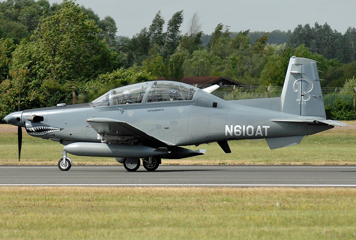 AT-6 Wolverine cơ bản có thiết kế vẫn giữ nguyên khung máy bay T-6 Texan II với chiều dài 10,16m, cao 3,25m, sải cánh 10,4m, trọng lượng rỗng 2,6 tấn, trọng lượng cất/hạ cánh tối đa 4,5 tấn. Nguồn ảnh: Army-Tech