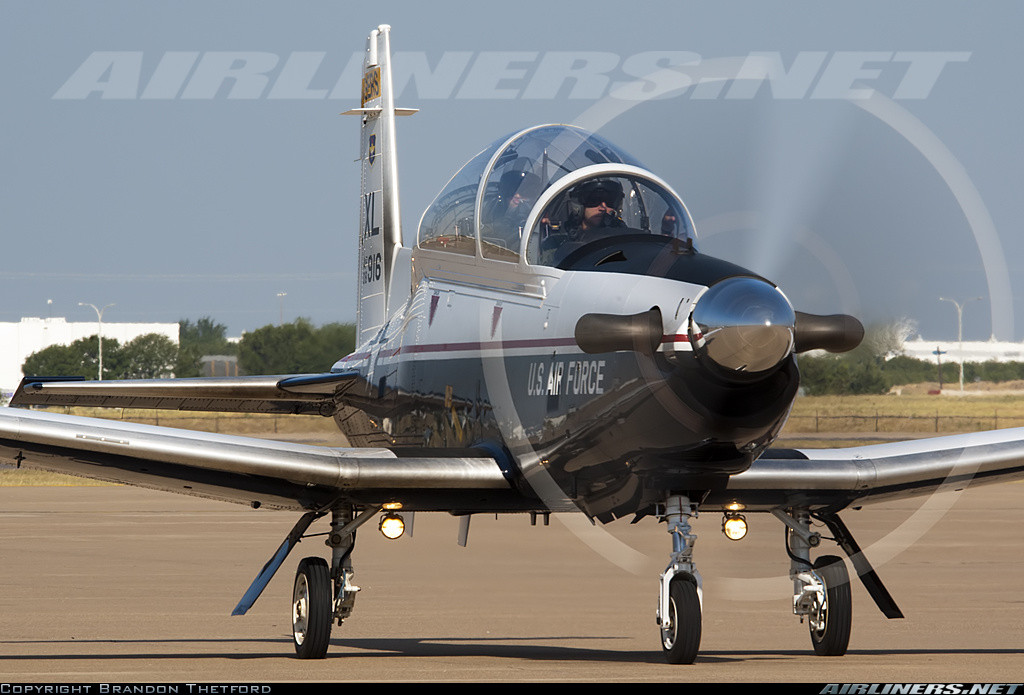 Không loại trừ khả năng, việc mua T-6 Texan II là nhằm bổ sung hoặc thay thế dần các máy bay huấn luyện động cơ cánh quạt Yak-52 mà KQND Việt Nam sử dụng suốt hàng chục năm nay. Nguồn ảnh: Airliners.net