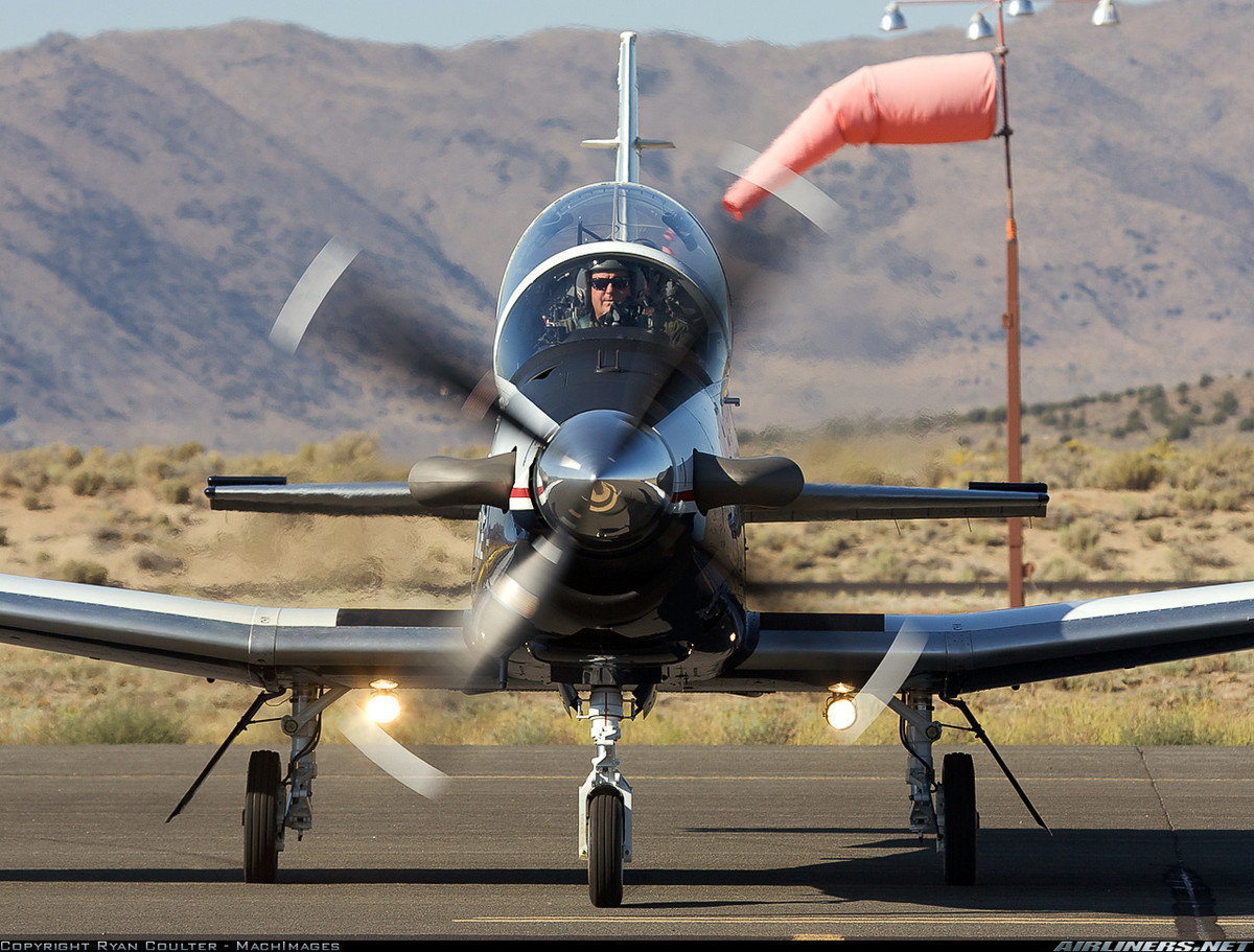 Phiên bản AT-6 trang bị động cơ tuốc bin cánh quạt dùng nhiên liệu diesel PT6A-8D với cánh quạt 4 lá cho tốc độ bay tối đa hơn 700km/h nếu mang vũ khí, tầm bay có thể lên tới 3.195km. Nguồn ảnh: Airliners.net