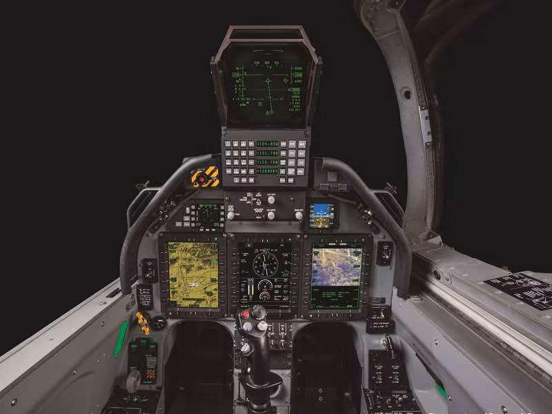 Sự thay đổi chủ yếu nằm ở "bên trong" với việc nâng cấp buồng lái - tích hợp khí tài hàng không Cockpit 4000 với các màn hình HUD, màn hình màu LCD hiển thị tham số kỹ thuật bay… trông hệt như máy bay chiến đấu phản lực thế hệ 4. Nguồn ảnh: Army-Tech