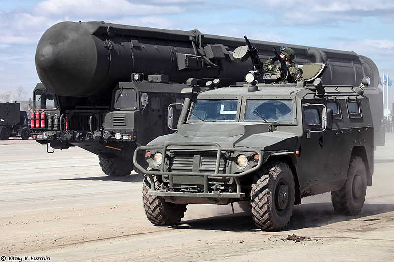 Bởi hiện nay RS-24 Yars đã đi vào hoạt động ổn định hoàn toàn, trong khi các chương trình tên lửa liên lục địa (ICBM) thế hệ mới RS-26 Rubezh và RS-28 Sarmat vẫn còn đang phát triển. Thế hệ Topol thì đã lỗi thời, thế nên nếu là tên lửa hiện đại thì chỉ có RS-24 Yars. Nguồn ảnh: Vitaly-Kuzmin