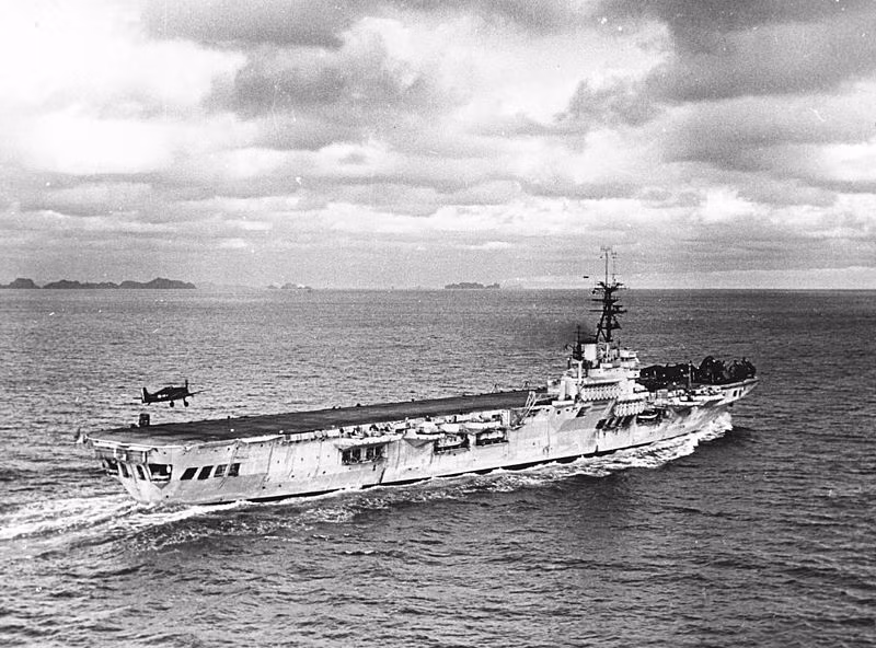 Arromanches (R95) có lượng giãn nước toàn tải 13.600 tấn, dài 212m, trang bị động cơ hơi nước cho tốc độ tối đa 25 hải lý/h, tầm hoạt động 22.000km, thủy thủ đoàn 1.300 người, mang theo tối đa 48 máy bay. Trong ảnh, toàn cảnh mặt boong tàu sân bay Arromanches khi nó nằm ở vịnh Bắc Bộ, tháng 1/1954. Nguồn ảnh: Wikipedia