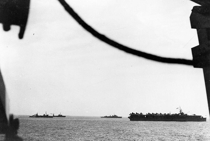 Ngoài vịnh Hạ Long, tàu sân bay La Fayette đã tới một số thành phố khác ở Việt Nam. Trong ảnh, con tàu ngoài bờ biển Nha Trang (ngày 15-19/4/1953) trong chiến dịch "Meknes &amp; Atlas". Nguồn ảnh: Wikipedia