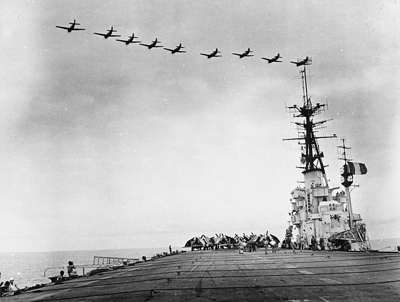 Phi đội máy bay ném bom SB2C-5 Helldivers bay trên đầu tàu sân bay Arromanches khi đang hoạt động ở vịnh Bắc Bộ, cuối năm 1953. Nguồn ảnh: Wikipedia