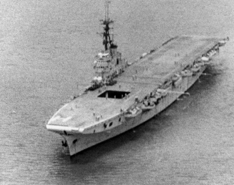 Trong ảnh, Arromanches (R95) trên bờ biển Đà Nẵng năm 1954. Nguồn ảnh: Wikipedia. Nguồn ảnh: Wikipedia