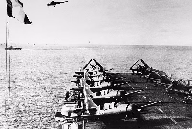 8 máy bay ném bom SB2C-5 Helldiver và 6 chiếc tiêm kích F6F-5 Hellcat trên mặt boong tàu sân bay Arromanches (R95) trên vịnh Bắc Bộ, năm 1951. Nguồn ảnh: Wikipedia