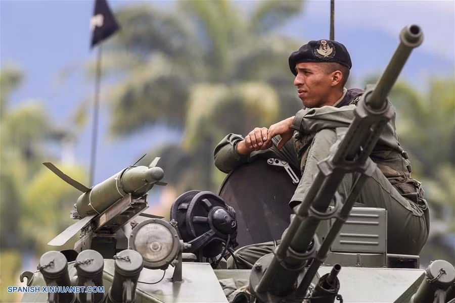 Chỉ huy xe chiến đấu lội nước VN-18 trên nóc tháp pháo. Loại xe này được trang bị pháo 30mm cùng với bệ phóng tên lửa chống tăng HJ-73. Nguồn ảnh: dambiev