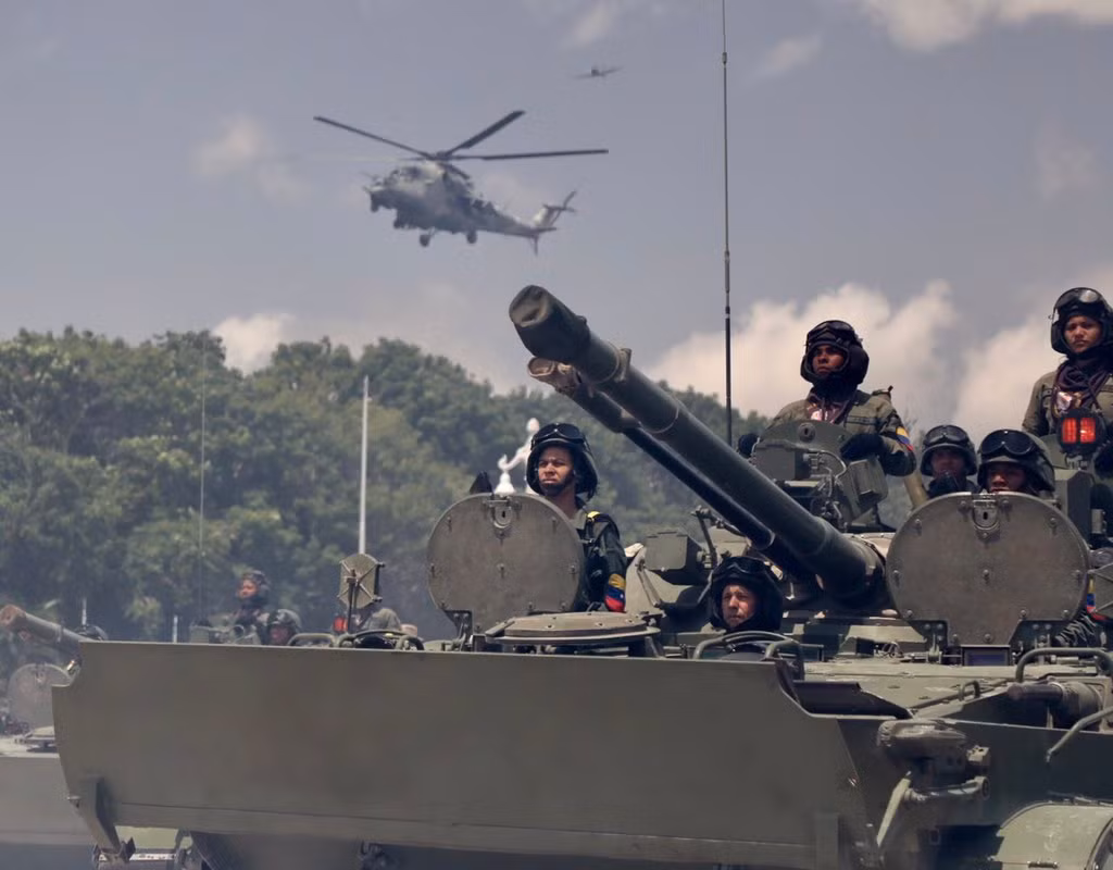 Trực thăng tấn công Mi-35 bay trên đầu đội hình xe chiến đấu bộ binh BMP-3. Venezulea đã mua từ Nga 130 chiếc BMP-3. Nguồn ảnh: dambiev