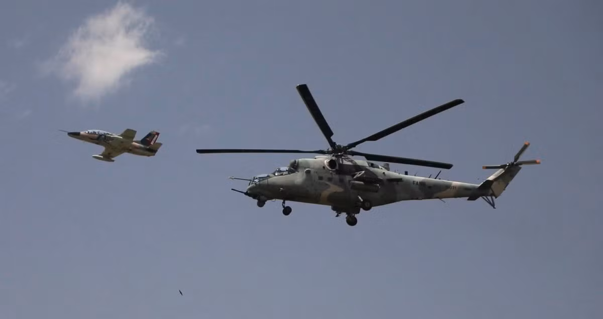 Máy bay huấn luyện K-8 bay kèm trực thăng tấn công Mi-35. Nguồn ảnh: dambiev