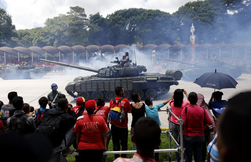 Trong ảnh, đội hình xe tăng T-72B1 của Quân đội Venezuela. Nguồn ảnh: dambiev