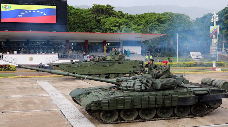Ngay bên cạnh T-72, Quân đội Venezuela giới thiệu mẫu xe chiến đấu bộ binh lội nước VN18 mua của Trung Quốc. Nguồn ảnh: dambiev