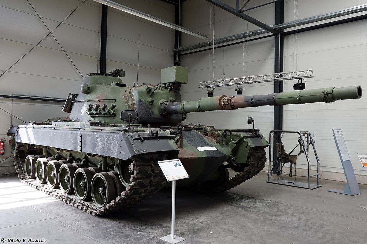 Thay đổi lớn nhất và dễ nhận thấy là việc M48A2GA2 trang bị khẩu 105mm L7 rãnh xoắn với khả năng xuyên thép vượt xa khẩu 90mm M41. Số tăng M48A2GA2 này tiếp tục phục vụ tới năm 1993 mới chính thức loại biên chế. Nguồn ảnh: Vitaly-Kuzmin