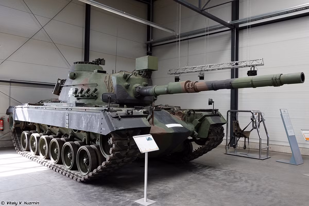 Thay đổi lớn nhất và dễ nhận thấy là việc M48A2GA2 trang bị khẩu 105mm L7 rãnh xoắn với khả năng xuyên thép vượt xa khẩu 90mm M41. Số tăng M48A2GA2 này tiếp tục phục vụ tới năm 1993 mới chính thức loại biên chế. Nguồn ảnh: Vitaly-Kuzmin