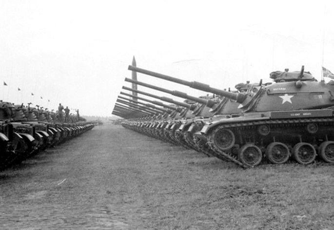 Sau khi phát xít Đức sụp đổ năm 1945, nước Đức bị chia làm hai quốc gia: Cộng hòa Liên bang Đức (Tây Đức, Mỹ hậu thuẫn) và Cộng hòa Dân chủ Đức (Đông Đức, Liên Xô đứng sau). Với bối cảnh như vậy, cho nên lực lượng vũ trang hai quốc gia được xây dựng theo hai trường phái đối nghịch Mỹ-Xô. Vì vậy, không lạ khi lực lượng xe tăng hai bên có những sự đối lập và khác biệt rõ ràng. Nguồn ảnh: Vitaly-Kuzmin