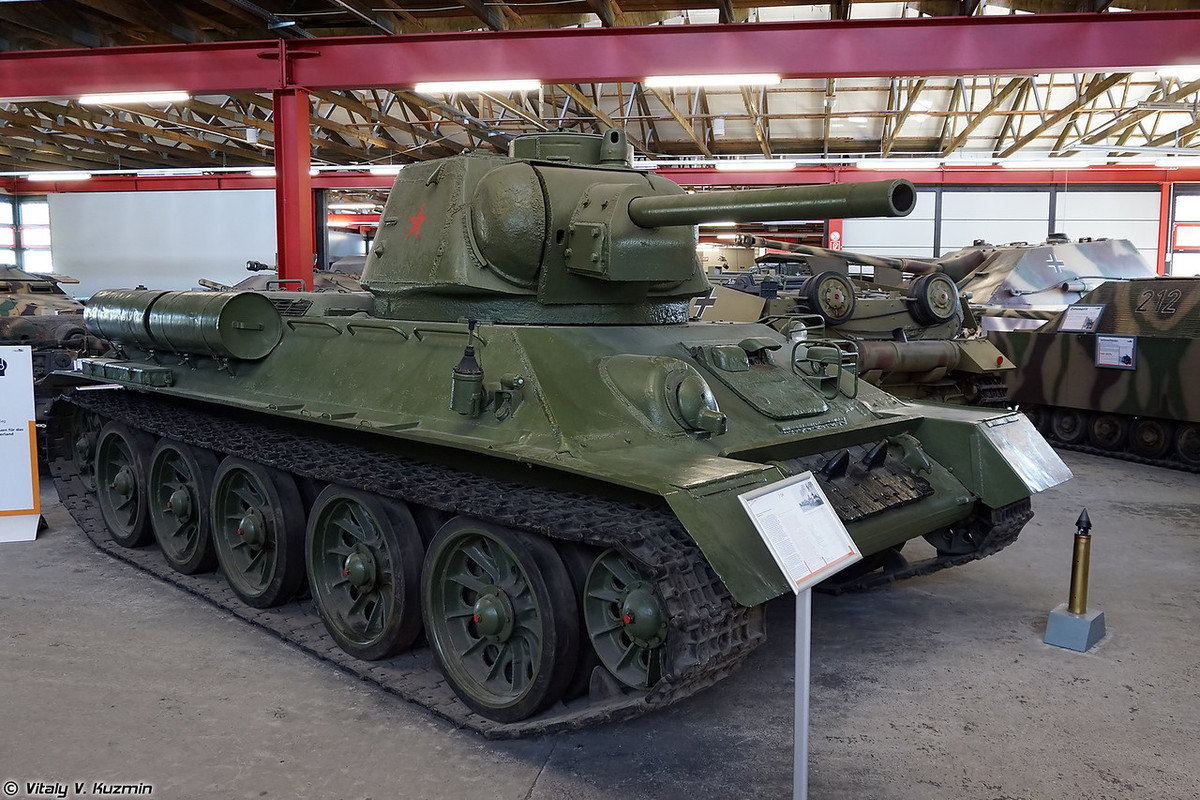 Ở phía Cộng hòa Dân chủ Đức, họ cũng được Liên Xô cung cấp các dòng tăng “T” phù hợp theo từng giai đoạn đối phó với tăng “M”. Ví dụ, thời kỳ đầu họ cũng nhận được dòng tăng lừng danh CTTG 2 T-34-76 và T-34-85. Nguồn ảnh: Vitaly-Kuzmin