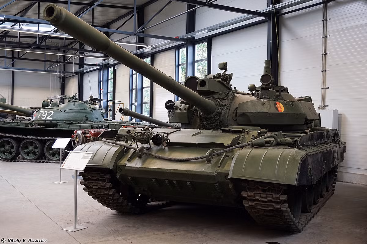 Trong ảnh là phiên bản cải tiến T-55AM2B với giáp yếm BDD, nâng cấp hệ thống điều khiển hỏa lực với pháo chính D-10T2S phóng được tên lửa chống tăng qua nòng. Nguồn ảnh: Vitaly-Kuzmin
