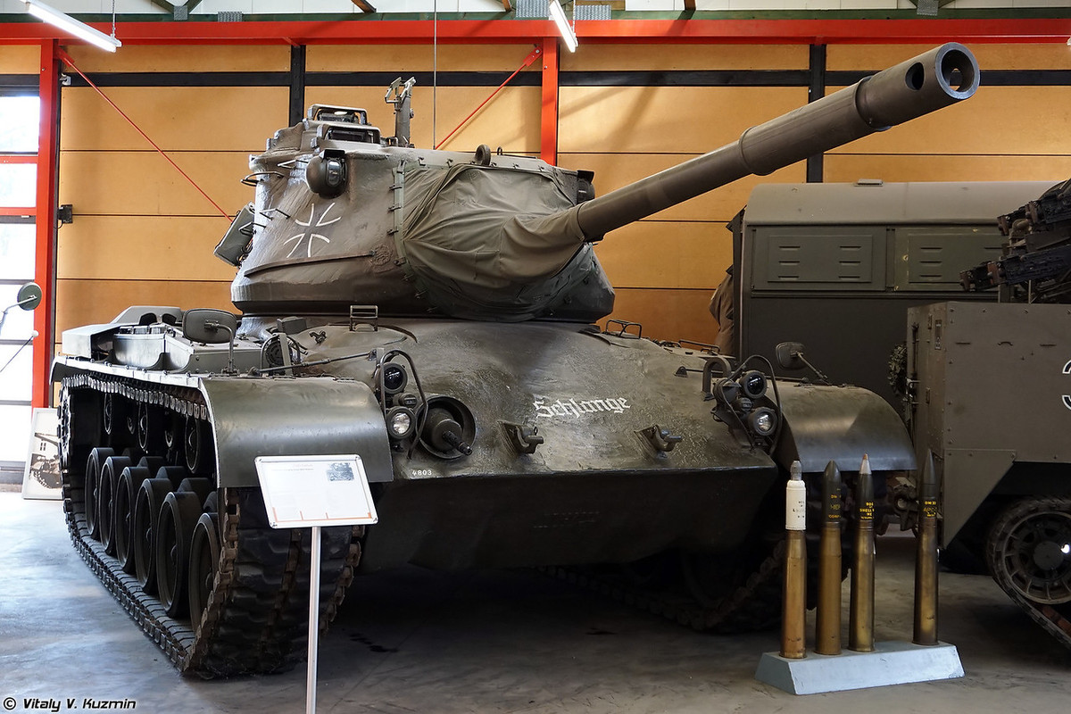 Chiếc xe tăng này nặng tới 48 tấn, dài 8,51m, kíp lái 5 người ngồi trong lớp giáp dày tới 200mm mặt trước và 100-133mm tháp pháo. Hỏa lực gồm một pháo 90mm M36 với 71 viên đạn cùng hai khẩu 12,7mm và 7,62mm. Nguồn ảnh: Vitaly-Kuzmin