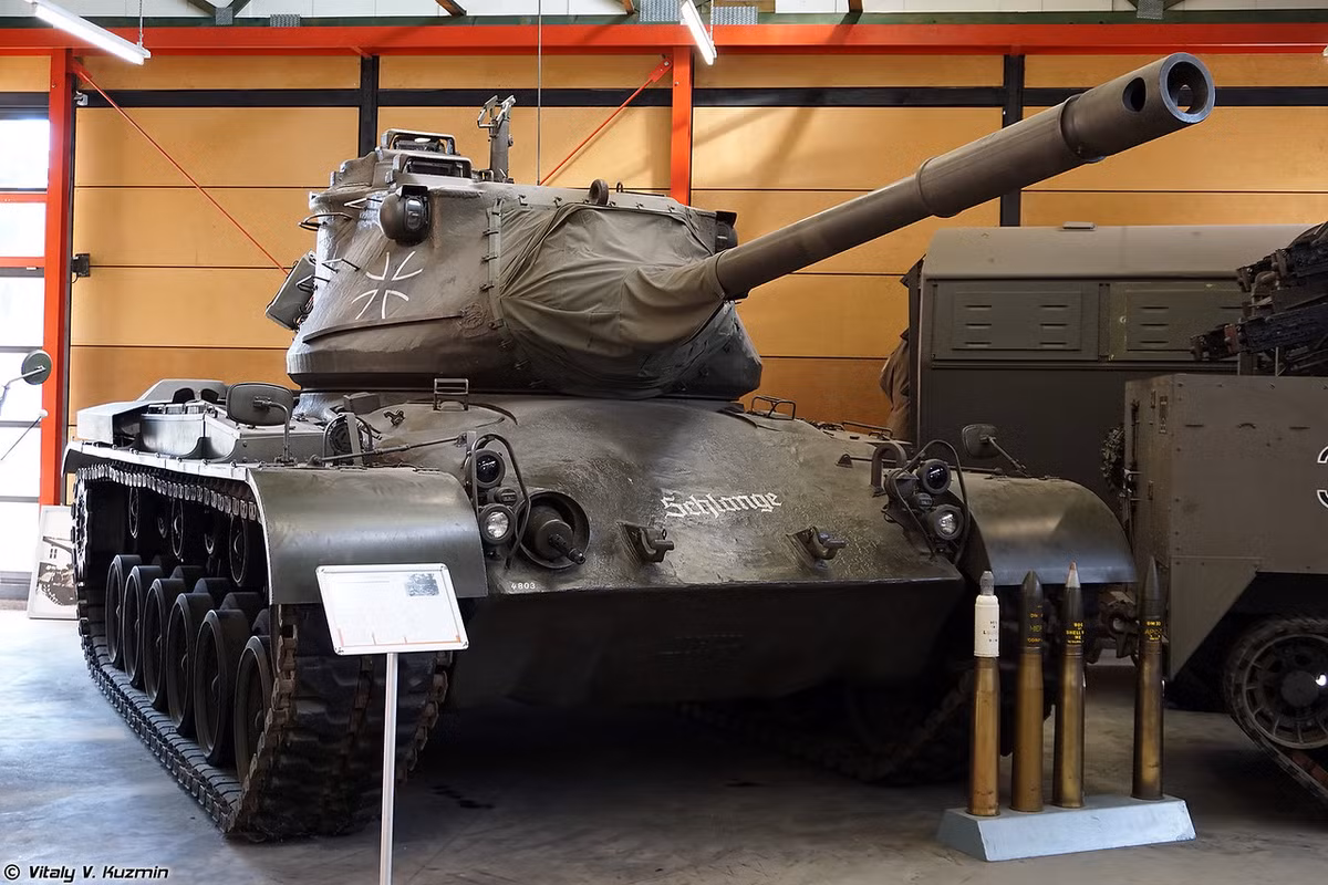 Chiếc xe tăng này nặng tới 48 tấn, dài 8,51m, kíp lái 5 người ngồi trong lớp giáp dày tới 200mm mặt trước và 100-133mm tháp pháo. Hỏa lực gồm một pháo 90mm M36 với 71 viên đạn cùng hai khẩu 12,7mm và 7,62mm. Nguồn ảnh: Vitaly-Kuzmin