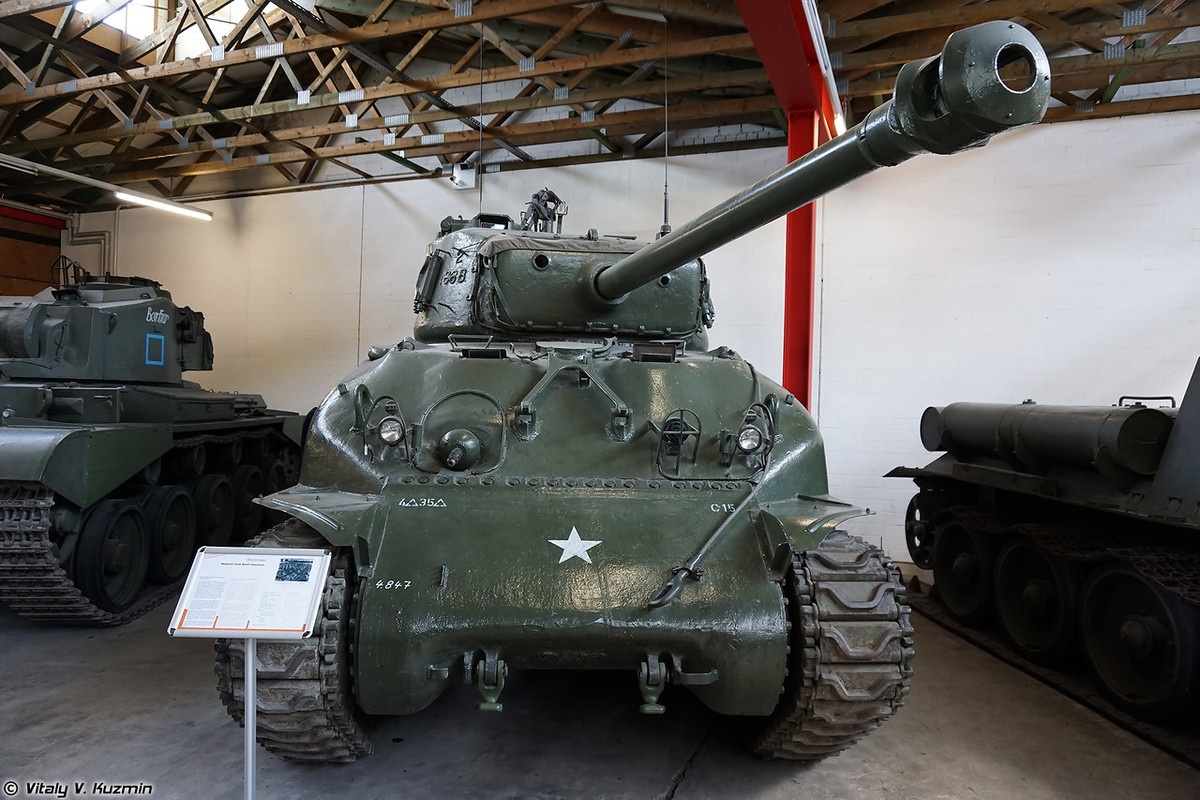 Theo đó, ở phía Cộng hòa Liên bang Đức, người Mỹ viện trợ ồ ạt và trang bị hàng loạt các phương tiện chiến tranh danh tiếng của nước này như xe tăng M4, M41, M48. Nguồn ảnh: Vitaly-Kuzmin