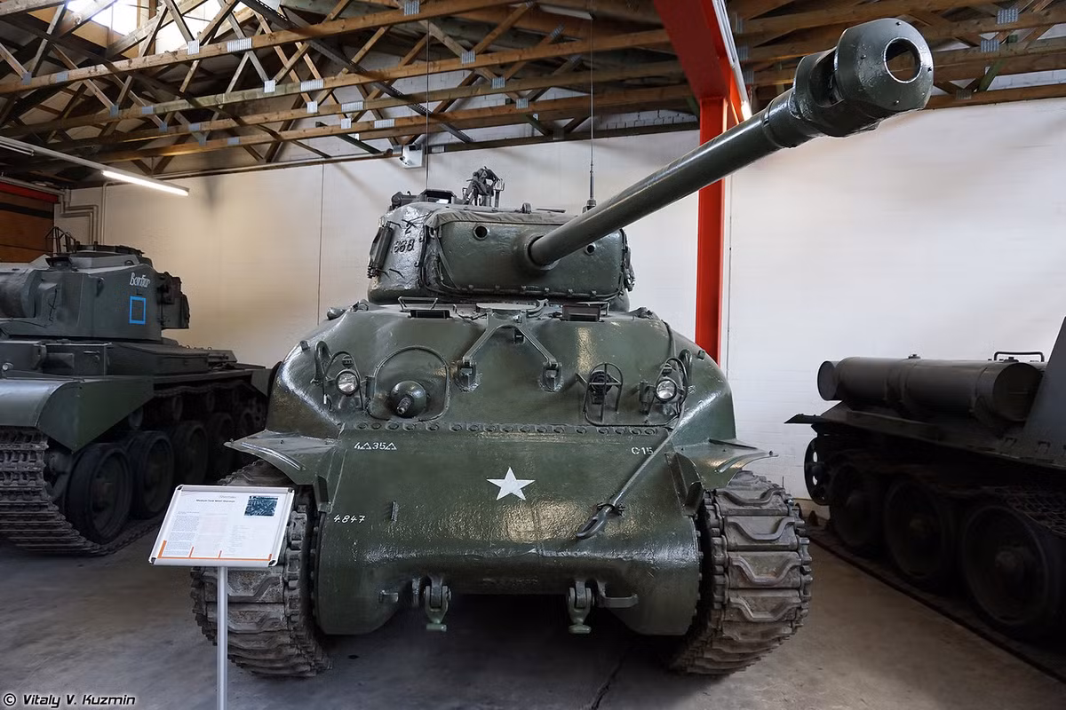 Theo đó, ở phía Cộng hòa Liên bang Đức, người Mỹ viện trợ ồ ạt và trang bị hàng loạt các phương tiện chiến tranh danh tiếng của nước này như xe tăng M4, M41, M48. Nguồn ảnh: Vitaly-Kuzmin