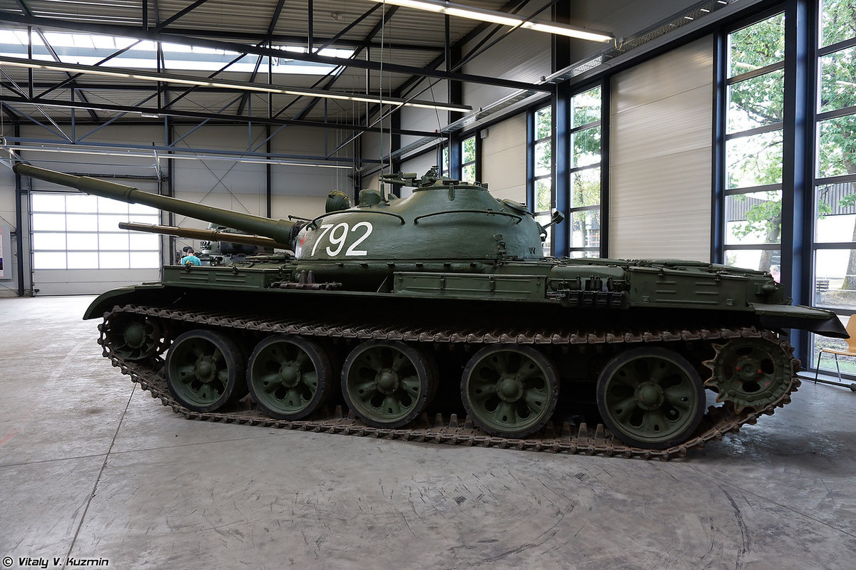 Xe tăng chủ lực T-62 cũng từng có mặt trong thành phần trang bị Quân đội Cộng hòa Dân chủ Đức. Nguồn ảnh: Vitaly-Kuzmin