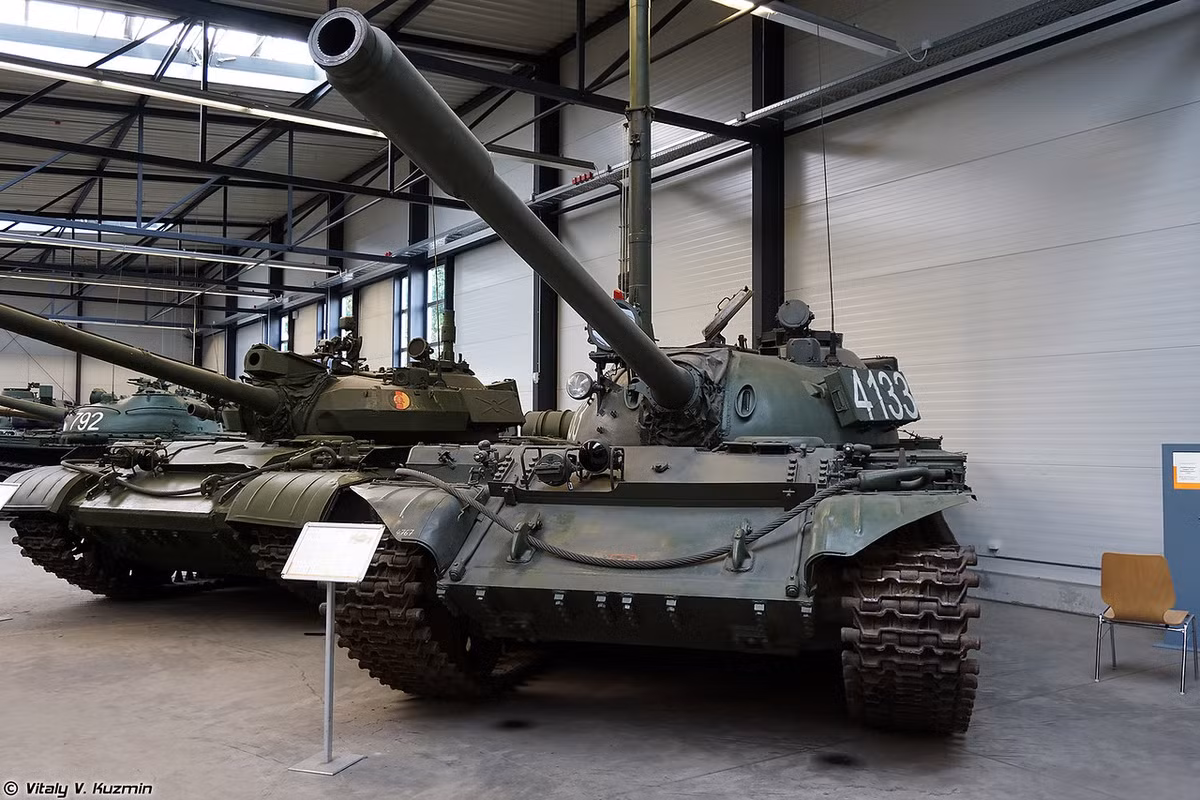Sau đó, Liên Xô bắt đầu trang bị cho các sư đoàn tăng Tây Đức dòng tăng T-54 rồi T-55A hiện đại. Nguồn ảnh: Vitaly-Kuzmin