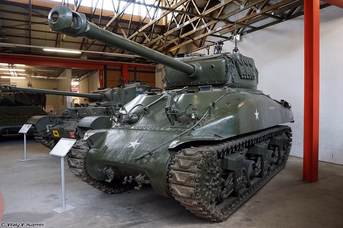 Trong ảnh là phiên bản M4A2E8 Sherman HVSS của dòng tăng M4 danh tiếng CTTG 2. Phiên bản này có sự cải tiến ở hệ thống treo và trang bị tháp pháo mới với pháo 76mm M1. Loại tăng này được xem là nền móng đầu tiên của thiết giáp Tây Đức. Nguồn ảnh: Vitaly-Kuzmin
