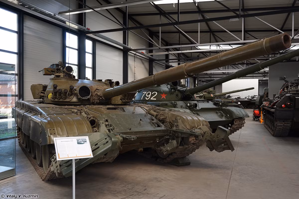Loại hiện đại nhất mà Đông Đức nhận được là các xe tăng T-72M1 với sức mạnh vượt trội hoàn toàn mọi loại tăng của Tây Đức thời bấy giờ. Toàn bộ số tăng này đều bị chính phủ nước Đức thống nhất loại biên chế và bán cho các nước NATO nghiên cứu. Nguồn ảnh: Vitaly-Kuzmin