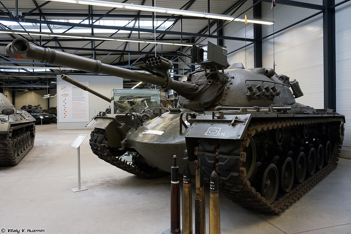 Theo các tài liệu được công bố sau này, cuối những năm 1950, trước việc Đông Đức được biên chế xe tăng T-54 hiện đại, người Mỹ ngay lập tức cung cấp cho Tây Đức các xe tăng chủ lực M48A2C Kampfpanzer. Phiên bản này trang bị khẩu pháo 90mm M41, laser đo xa. Nguồn ảnh: Vitaly-Kuzmin