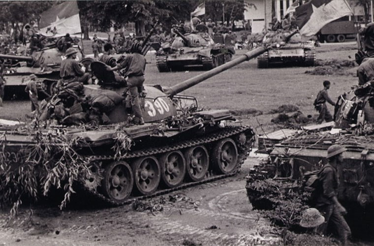 Ngoài T-54, quân ta trong chiến dịch này còn sử dụng các xe tăng T-59 do Trung Quốc sản xuất (tên đầy đủ của nó là Type 59, Kiểu 59, ta rút gọn là T-59). Trong ảnh là xe tăng 390 húc đổ cổng Dinh Độc Lập ngày 30/4/1975 thuộc kiểu T-59 do Trung Quốc chế tạo, cung cấp cho ta. Nguồn ảnh: tư liệu