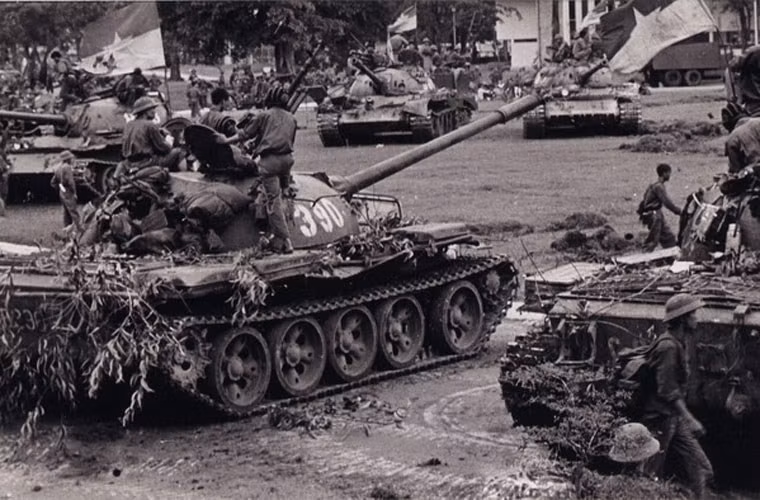 Ngoài T-54, quân ta trong chiến dịch này còn sử dụng các xe tăng T-59 do Trung Quốc sản xuất (tên đầy đủ của nó là Type 59, Kiểu 59, ta rút gọn là T-59). Trong ảnh là xe tăng 390 húc đổ cổng Dinh Độc Lập ngày 30/4/1975 thuộc kiểu T-59 do Trung Quốc chế tạo, cung cấp cho ta. Nguồn ảnh: tư liệu