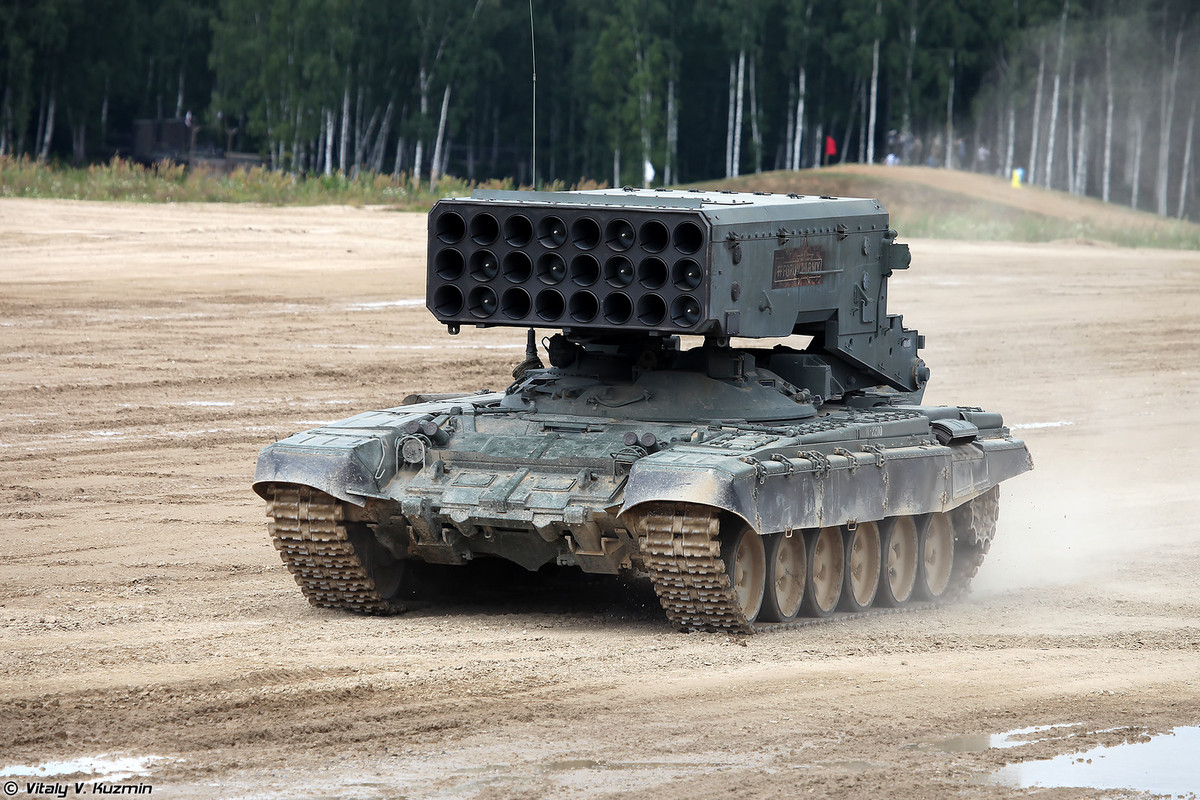 TOS-1 được thiết kế cho nhiệm vụ tiêu diệt bộ binh ẩn nấp trong các công sự kiên cố, hoặc các chướng ngại vật tự nhiên (núi đá), trong các thành phố và phương tiện bọc thép hạng nhẹ, xe vận tải. Đáng chú ý, TOS-1 hiện không phục vụ trong pháo binh Lực lượng Vũ trang Nga, mà xuất hiện trong bộ đội phòng hóa. Nguồn ảnh: Vitaly-Kuzmin