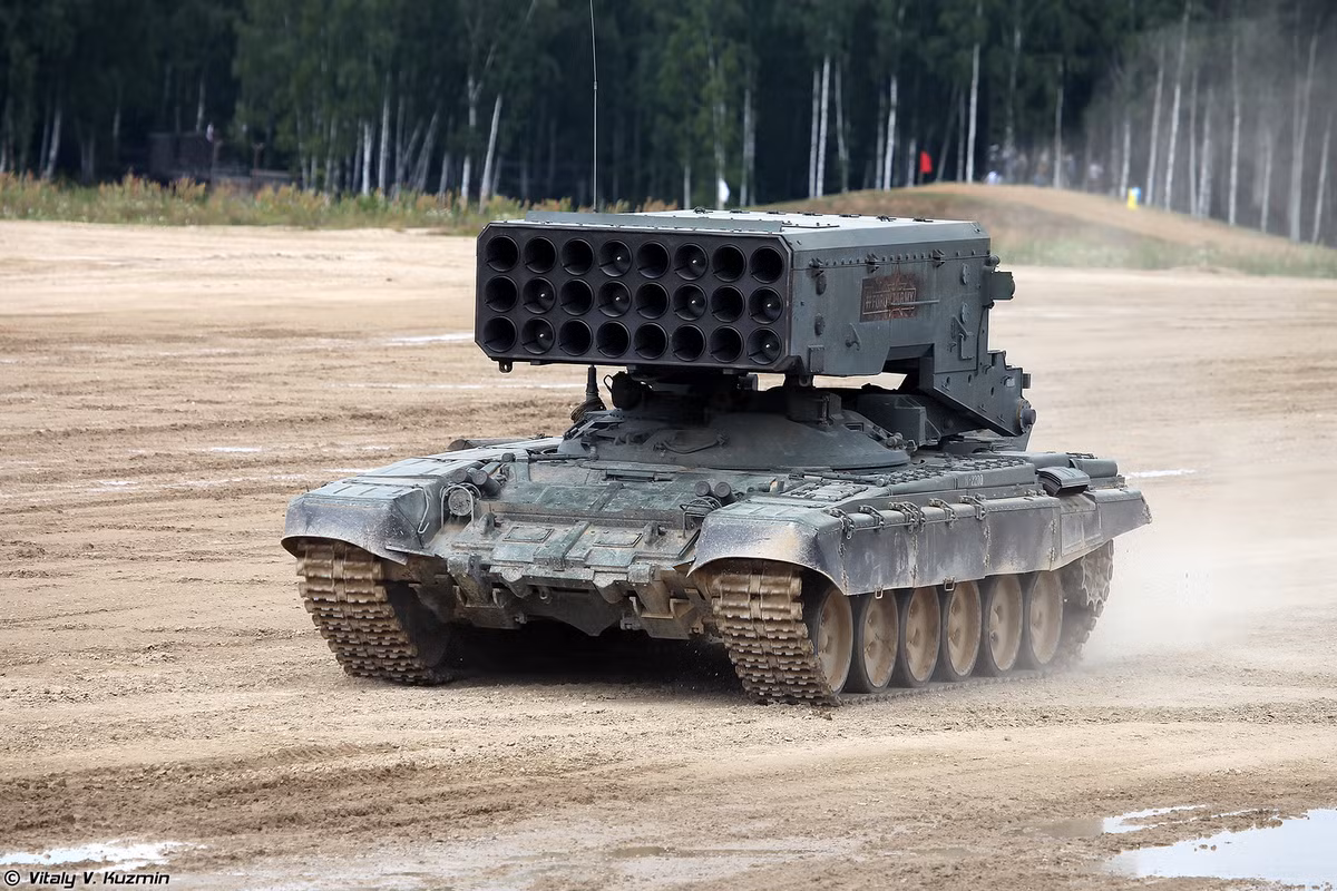 TOS-1 được thiết kế cho nhiệm vụ tiêu diệt bộ binh ẩn nấp trong các công sự kiên cố, hoặc các chướng ngại vật tự nhiên (núi đá), trong các thành phố và phương tiện bọc thép hạng nhẹ, xe vận tải. Đáng chú ý, TOS-1 hiện không phục vụ trong pháo binh Lực lượng Vũ trang Nga, mà xuất hiện trong bộ đội phòng hóa. Nguồn ảnh: Vitaly-Kuzmin