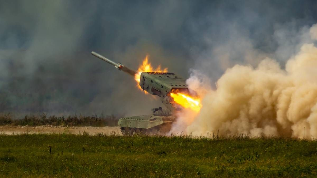 Sina cho rằng, lý do để hệ thống phun lửa TOS-1A ra đời là từ sau thất bại thảm hại của quân đội Nga trên đường phố Grozny, Cộng hòa Chechnya. Tuy nhiên, đúng ra thì TOS-1 đã bắt đầu sử dụng từ năm 1988 tại Afghanistan, tại nơi đó TOS-1 nguyên mẫu đã công kích chính xác các khu vực núi đá phức tạp khiến các chiến binh phiến quân bỏ chạy tán loạn, tạo điều kiện giải vây cho các đơn vị cơ giới Hồng quân. Nguồn ảnh: Wikipedia