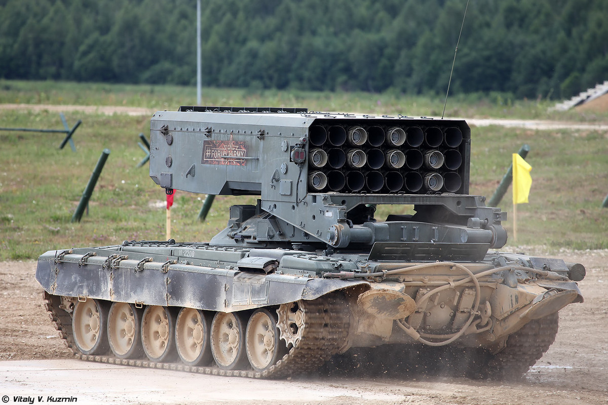 Trong đó, xe chiến đấu BM-1 trang bị giàn phóng rocket cỡ 220mm với 24 ống phóng (phiên bản TOS-1 đời đầu trang bị bệ phóng 30 ống). Hệ thống phóng tích hợp hệ thống điều khiển hỏa lực gồm máy tính đạn đạo, máy ngắm và khí tài đo xa laser. Nguồn ảnh: Vitaly-Kuzmin