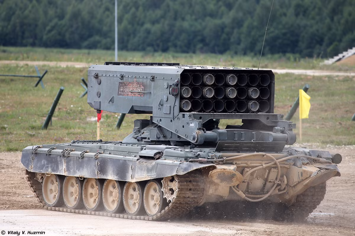 Trong đó, xe chiến đấu BM-1 trang bị giàn phóng rocket cỡ 220mm với 24 ống phóng (phiên bản TOS-1 đời đầu trang bị bệ phóng 30 ống). Hệ thống phóng tích hợp hệ thống điều khiển hỏa lực gồm máy tính đạn đạo, máy ngắm và khí tài đo xa laser. Nguồn ảnh: Vitaly-Kuzmin