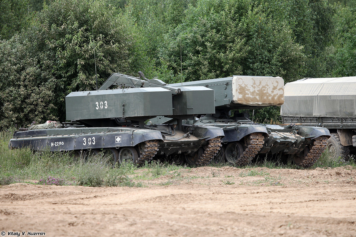 Cấu hình một hệ thống TOS-1A tương đương đơn giản gồm: xe chiến đấu BM-1 đặt trên khung gầm xe tăng T-72; hai xe tiếp đạn TZM-T và đạn rocket NURS. Nguồn ảnh: Vitaly-Kuzmin