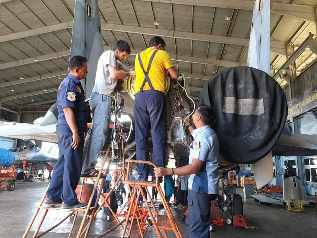 Đáng ngạc nhiên dù là quốc gia có nền công nghiệp quốc phòng hùng mạnh ở Đông Nam Á, đã tự tay chế tạo và xuất khẩu máy bay quân sự, thế nhưng việc bảo dưỡng Su-30MK2 tại Indonesia vẫn phải dựa nhiều vào các chuyên gia Nga. Nguồn ảnh: Dambiev