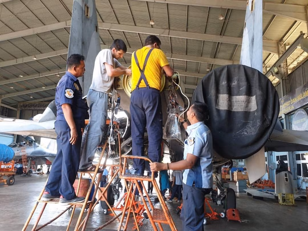 Đáng ngạc nhiên dù là quốc gia có nền công nghiệp quốc phòng hùng mạnh ở Đông Nam Á, đã tự tay chế tạo và xuất khẩu máy bay quân sự, thế nhưng việc bảo dưỡng Su-30MK2 tại Indonesia vẫn phải dựa nhiều vào các chuyên gia Nga. Nguồn ảnh: Dambiev