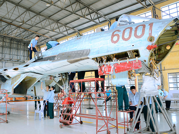 Đáng chú ý, trong khi Indonesia còn đang phải sửa chữa dưới sự “dạy bảo” của Nga thì Việt Nam hiện đã làm chủ hoàn toàn không chỉ việc sửa chữa cục bộ mà còn đại tu tăng hạn được cả hai dòng máy bay Su-27/30 mua từ Nga. Nguồn ảnh: Báo PKKQ