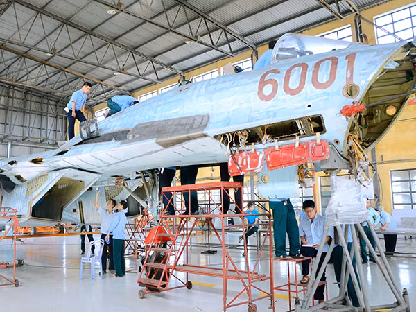 Đáng chú ý, trong khi Indonesia còn đang phải sửa chữa dưới sự “dạy bảo” của Nga thì Việt Nam hiện đã làm chủ hoàn toàn không chỉ việc sửa chữa cục bộ mà còn đại tu tăng hạn được cả hai dòng máy bay Su-27/30 mua từ Nga. Nguồn ảnh: Báo PKKQ