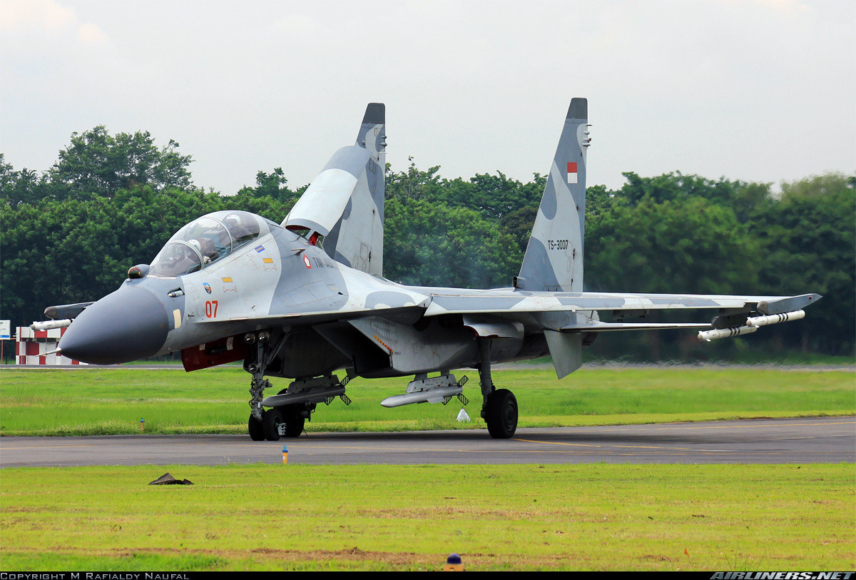 Kể từ năm 2009, Indonesia bắt đầu đưa vào sử dụng 5 chiếc Su-27SK/SKM và 11 máy bay Su-30MK và MK2. Đây là những chiếc máy bay chiến đấu “gốc Nga” đầu tiên được đưa đưa vào phục vụ ở Indonesia thời hiện đại. Nguồn ảnh: Airliners.net