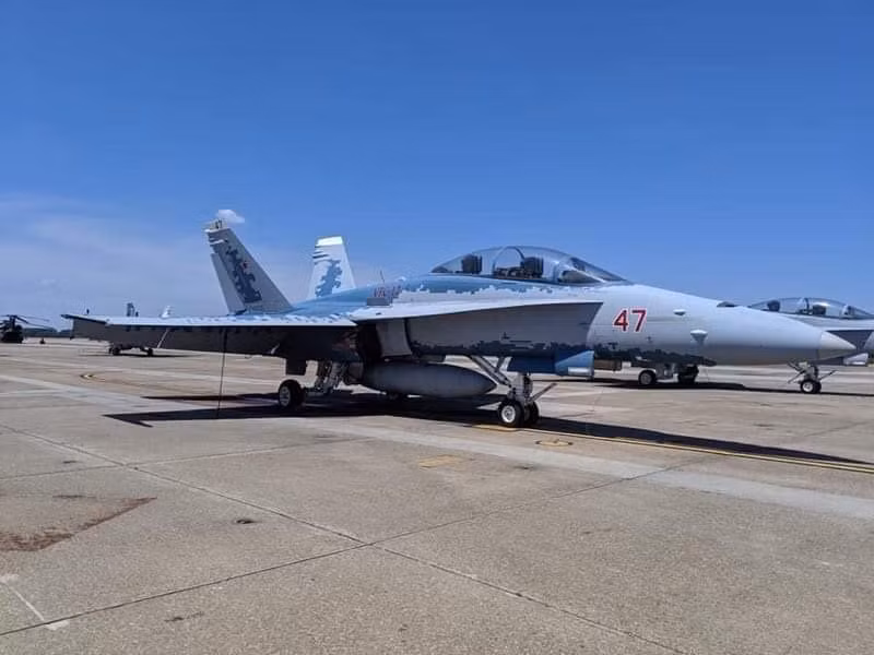 Ngoài F-16, cũng lộ hình ảnh ít nhất một chiếc F/A-18C/D của Hải quân Mỹ đã được chuyển màu sơn. Nguồn ảnh: Dambiev