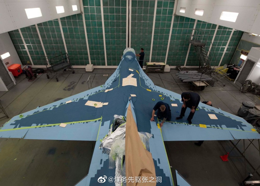 Tuy vậy, nếu dùng F-16 hay F/A-18 đóng giả Su-27, Su-30 hay MiG-29 thì còn có thể chấp nhận được. Nhưng nếu để “giả trang” Su-57 thì e có phần “bất hợp lý”. Nguồn ảnh: Dambiev