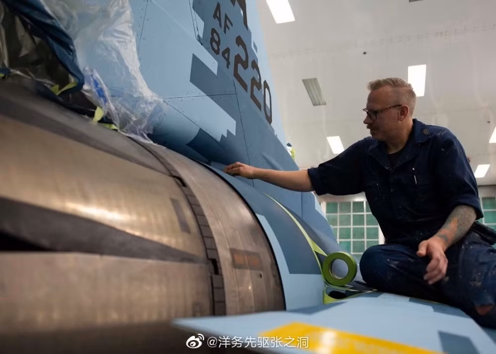 Ví dụ như động cơ của F-16 hay F/A-18 hoàn toàn thua xa công nghệ động cơ phản lực turbofan trên Su-57. Nó chỉ là động cơ thông thường không tích hợp kiểm soát véc tơ lực đẩy đa chiều – nét khác biệt rất lớn. Nguồn ảnh: Dambiev