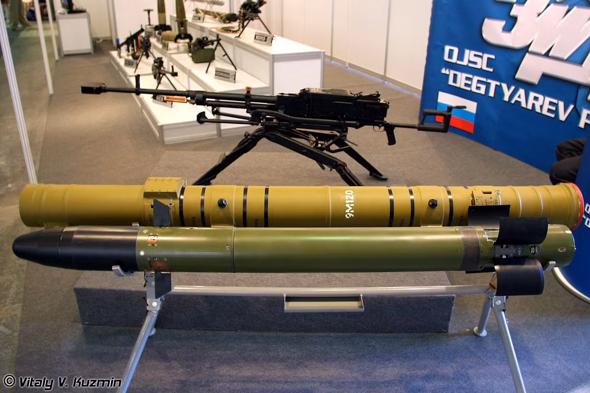 Hiện nay, các trực thăng tấn công Mi-28 (gồm cả phiên bản NM) chủ yếu được trang bị các tên lửa chống tăng Ataka-V với tầm bắn tối đa khoảng 10km, xuyên giáp thép đồng nhất 950mm sau ERA. Nguồn ảnh: Vitaly-Kuzmin